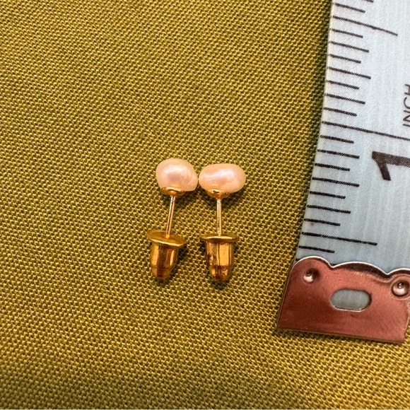 Elegant Freshwater Pearl Stud Earrings - Picture 3 of 4